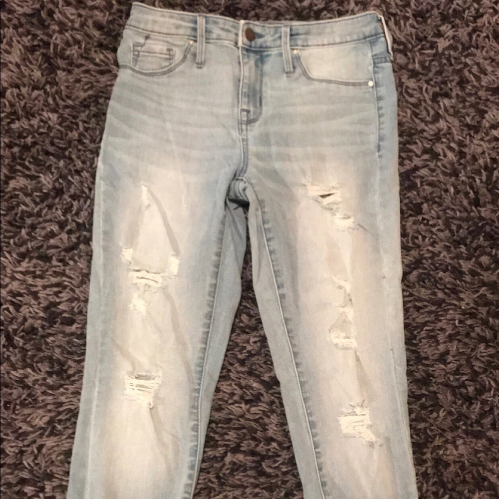 Light wash destroyed skinny jeans